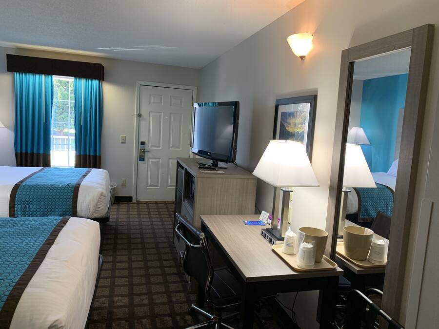 Dobbeltværelse - 2 dobbeltsenge - ikke-ryger | Senge med topmadrasser, skrivebord, mørklægningsgardiner