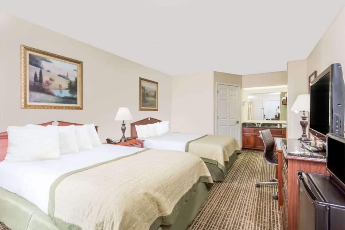 Camas con pillow-top, escritorio y cortinas blackout