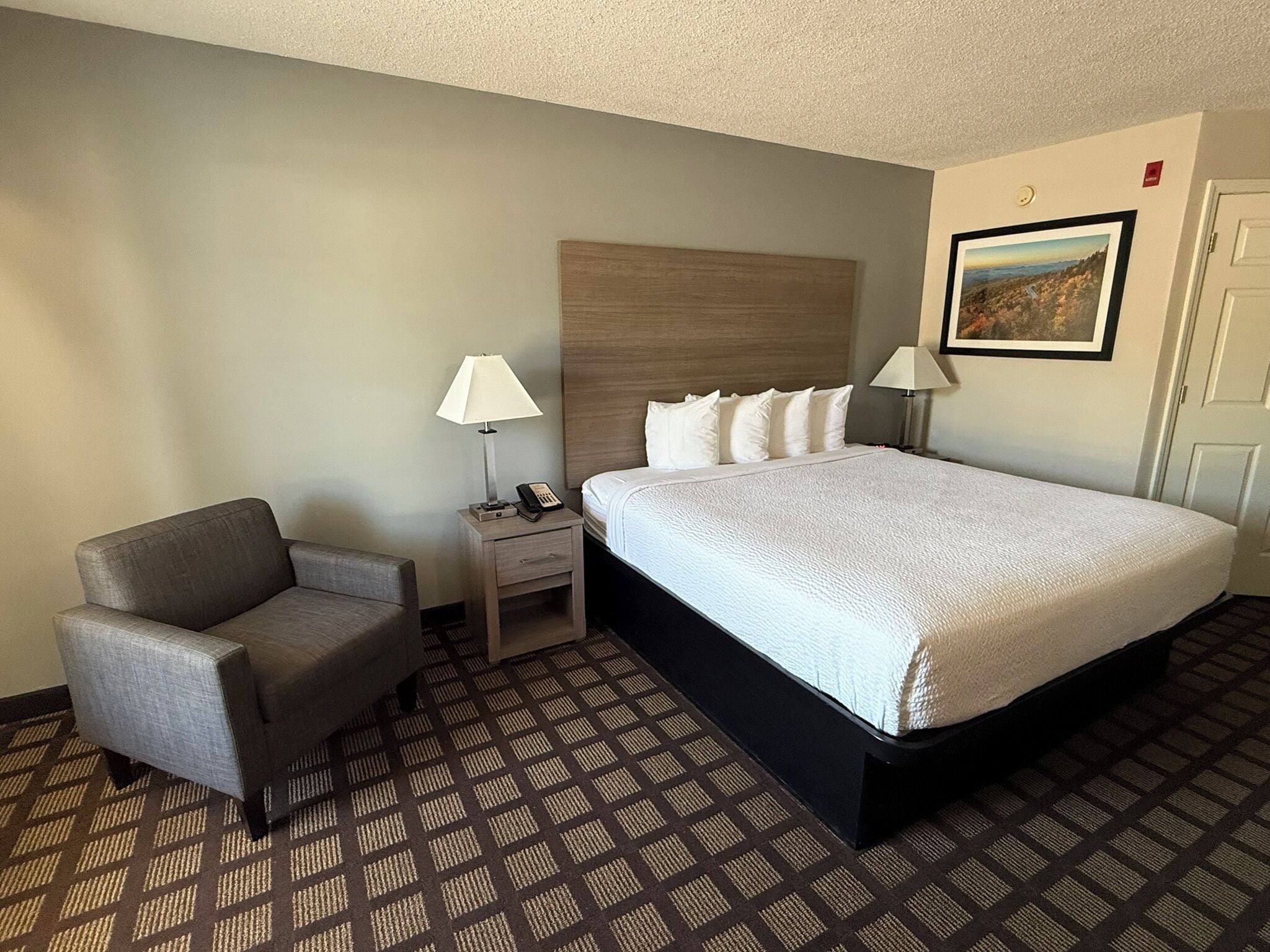 Camas con pillow-top, escritorio y cortinas blackout 