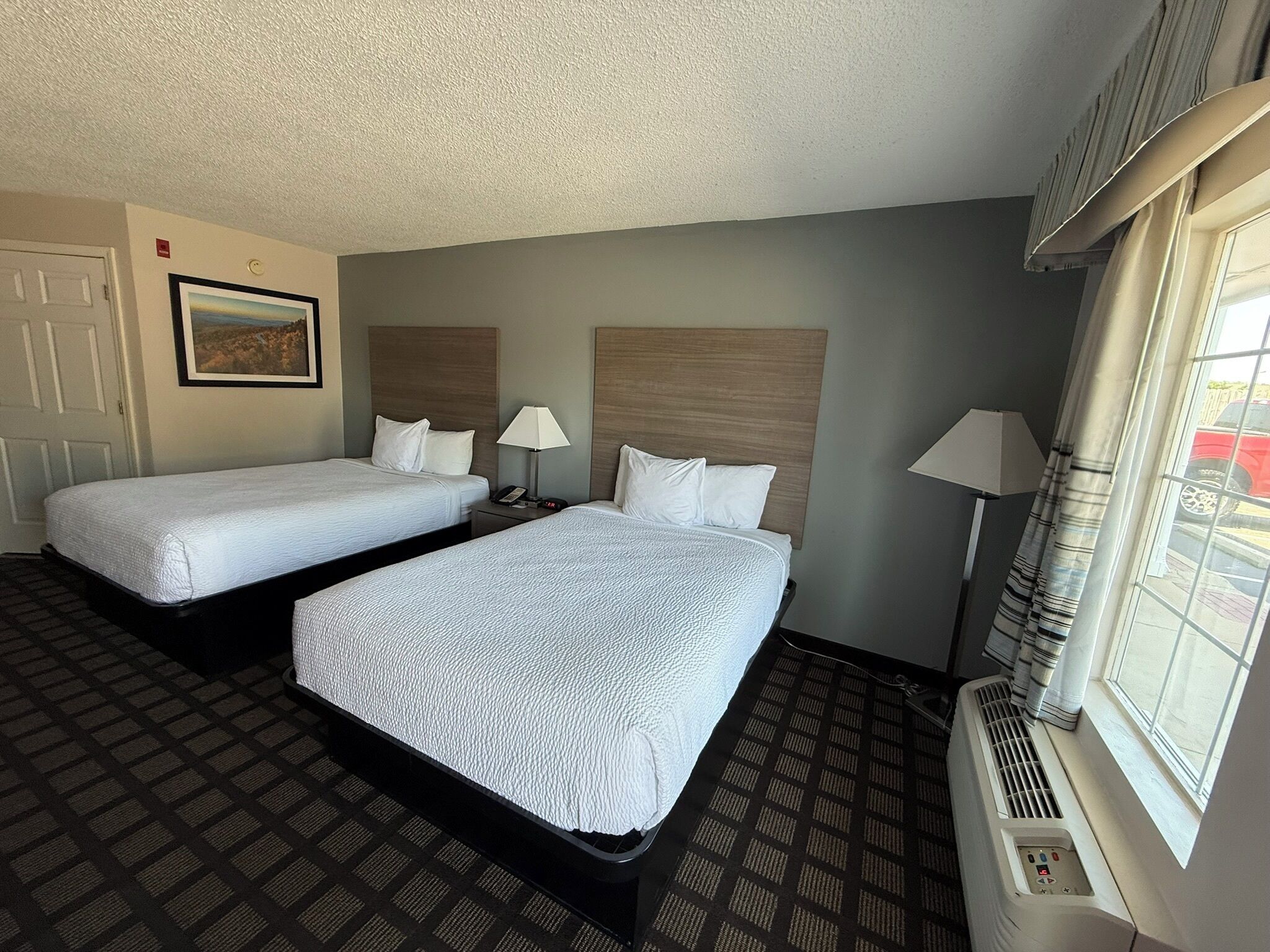 Camas con pillow-top, escritorio y cortinas blackout 