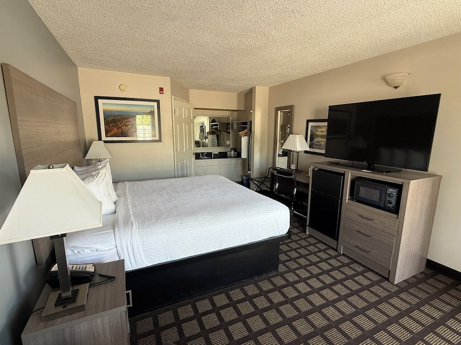 Standard Room, 1 King Bed, Non Smoking