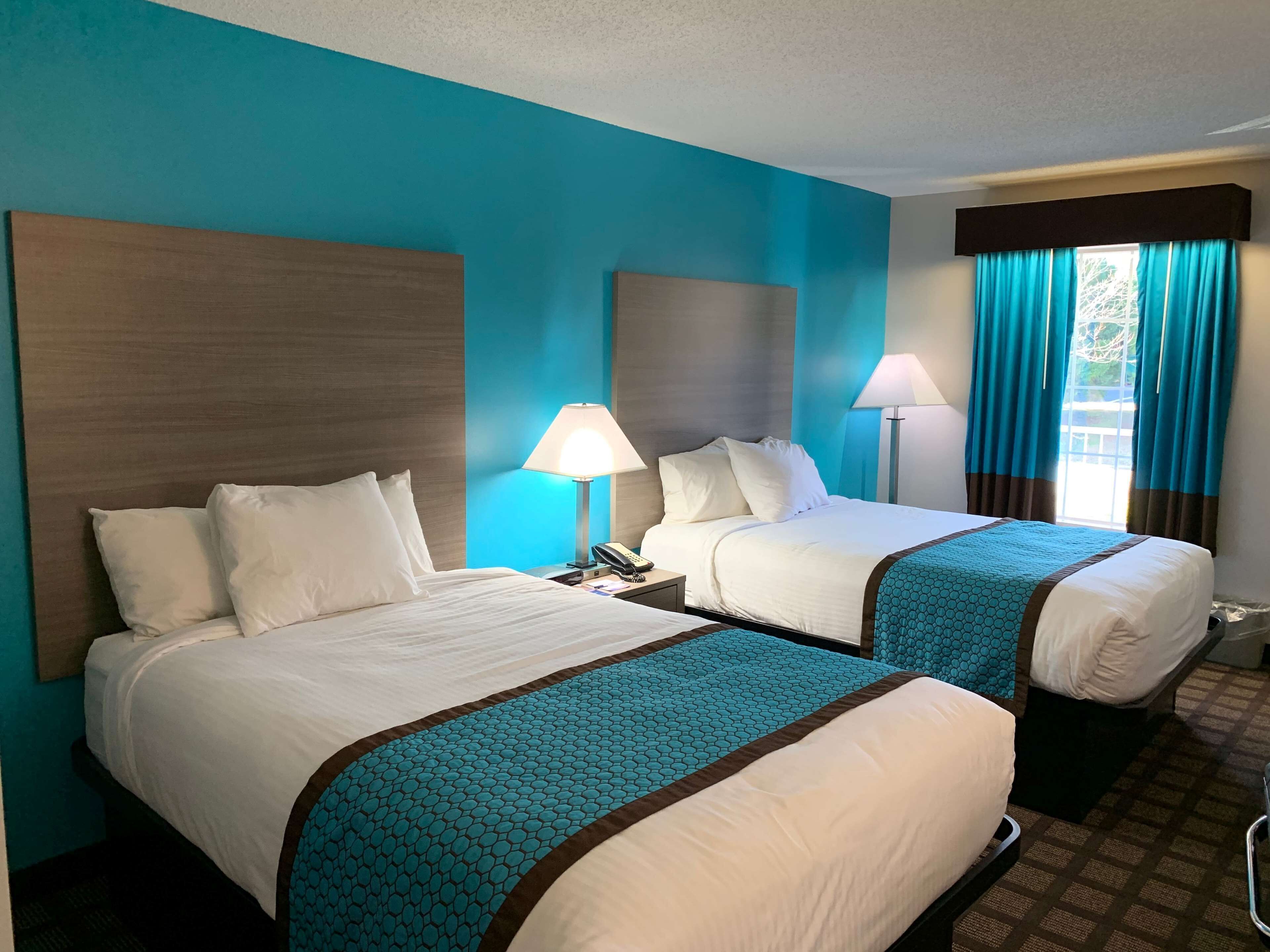 Senge med topmadrasser, skrivebord, mørklægningsgardiner