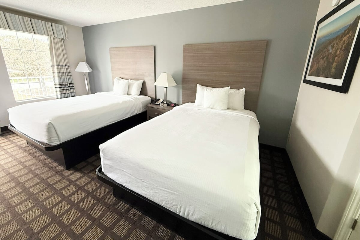 Habitación doble, 2 camas matrimoniales, para no fumadores | Camas con pillow-top, escritorio y cortinas blackout