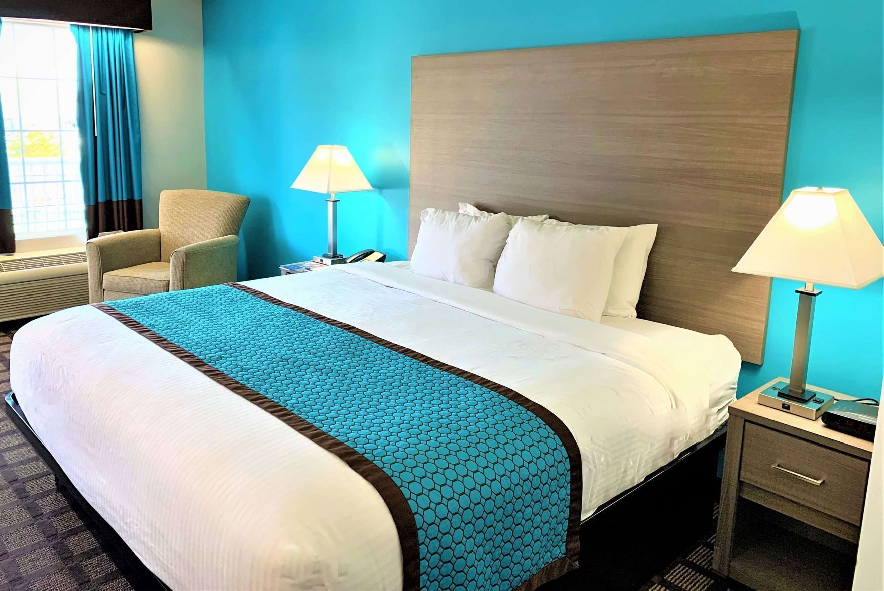 Senge med topmadrasser, skrivebord, mørklægningsgardiner