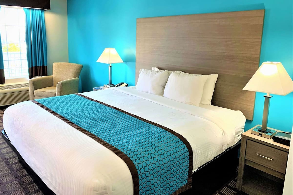 Camas con pillow-top, escritorio y cortinas blackout