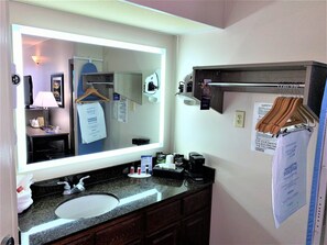 Baignoire, baignoire profonde, articles de toilette (gratuits)