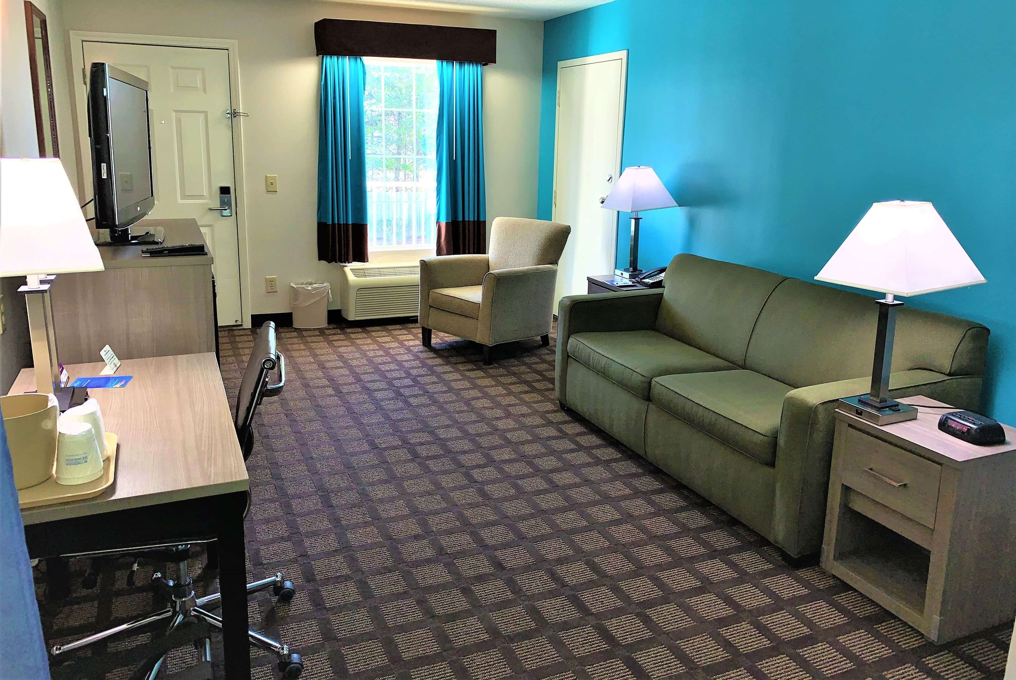 Materassi a doppio strato, una scrivania, tende oscuranti