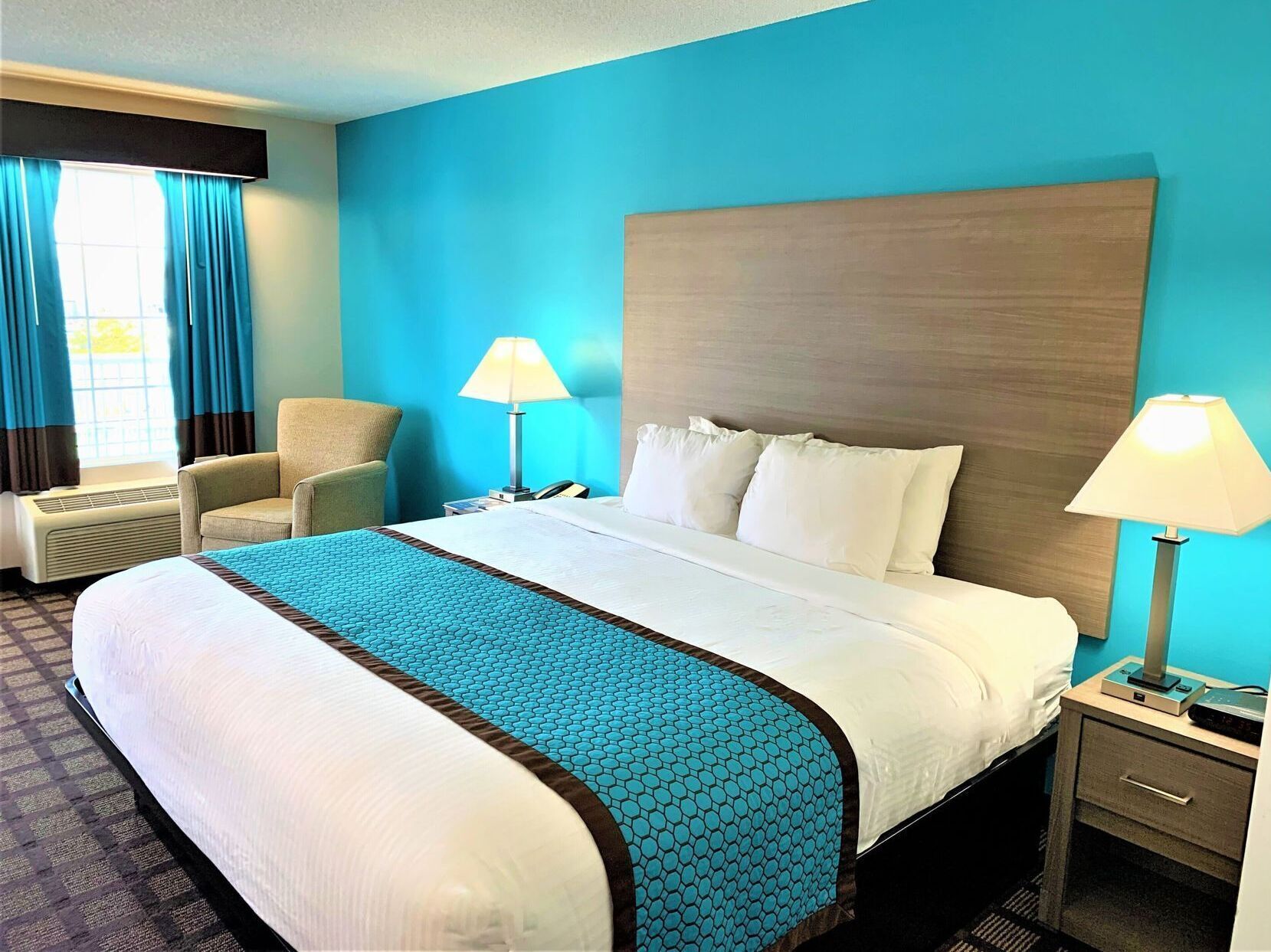 Senge med topmadrasser, skrivebord, mørklægningsgardiner