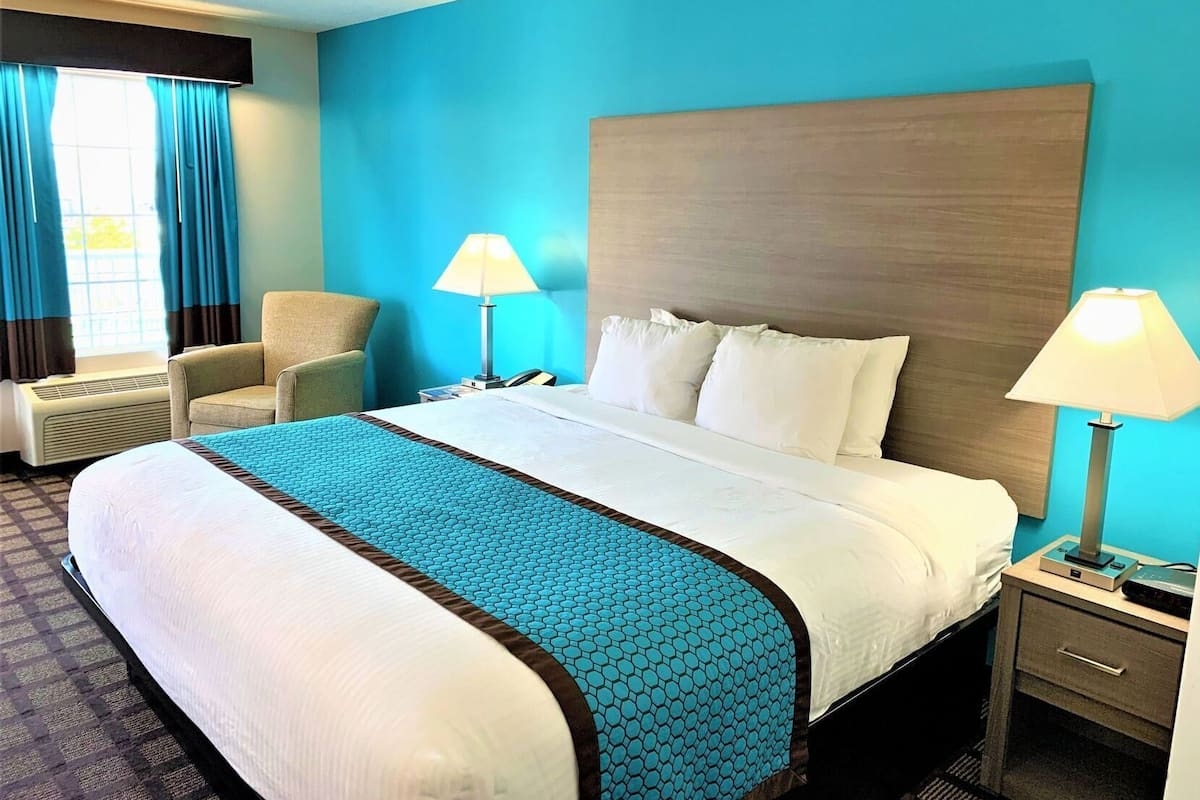 Camas con pillow-top, escritorio y cortinas blackout