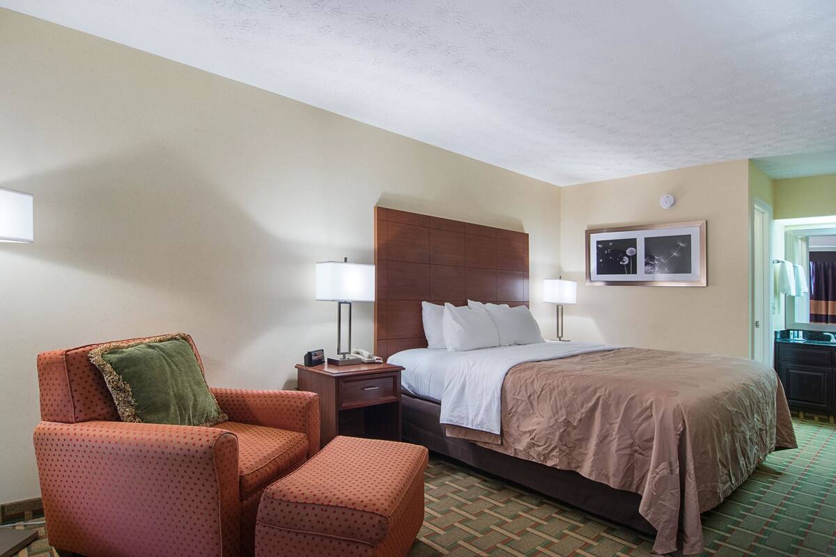 Premium bedding, desk, iron/ironing board, WiFi (free)