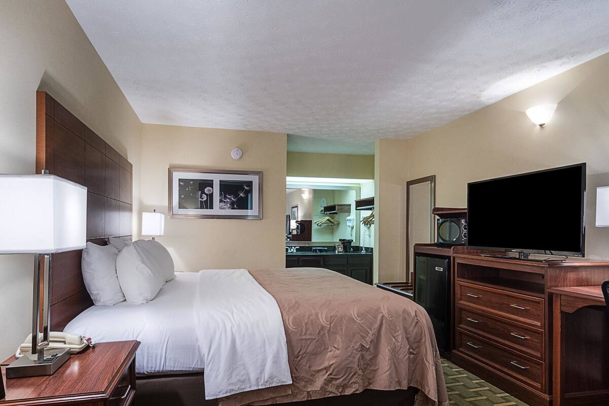 Premium bedding, desk, iron/ironing board, WiFi (free)
