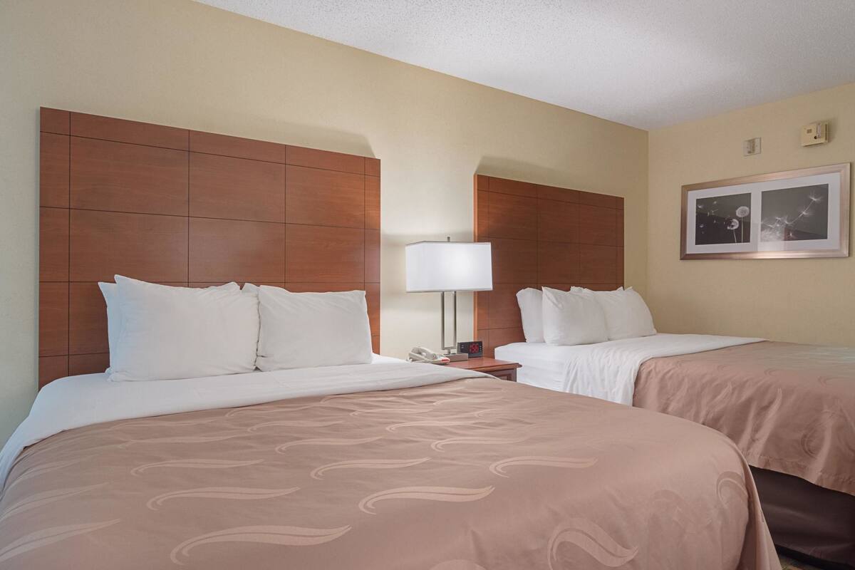 Premium bedding, desk, iron/ironing board, WiFi (free)