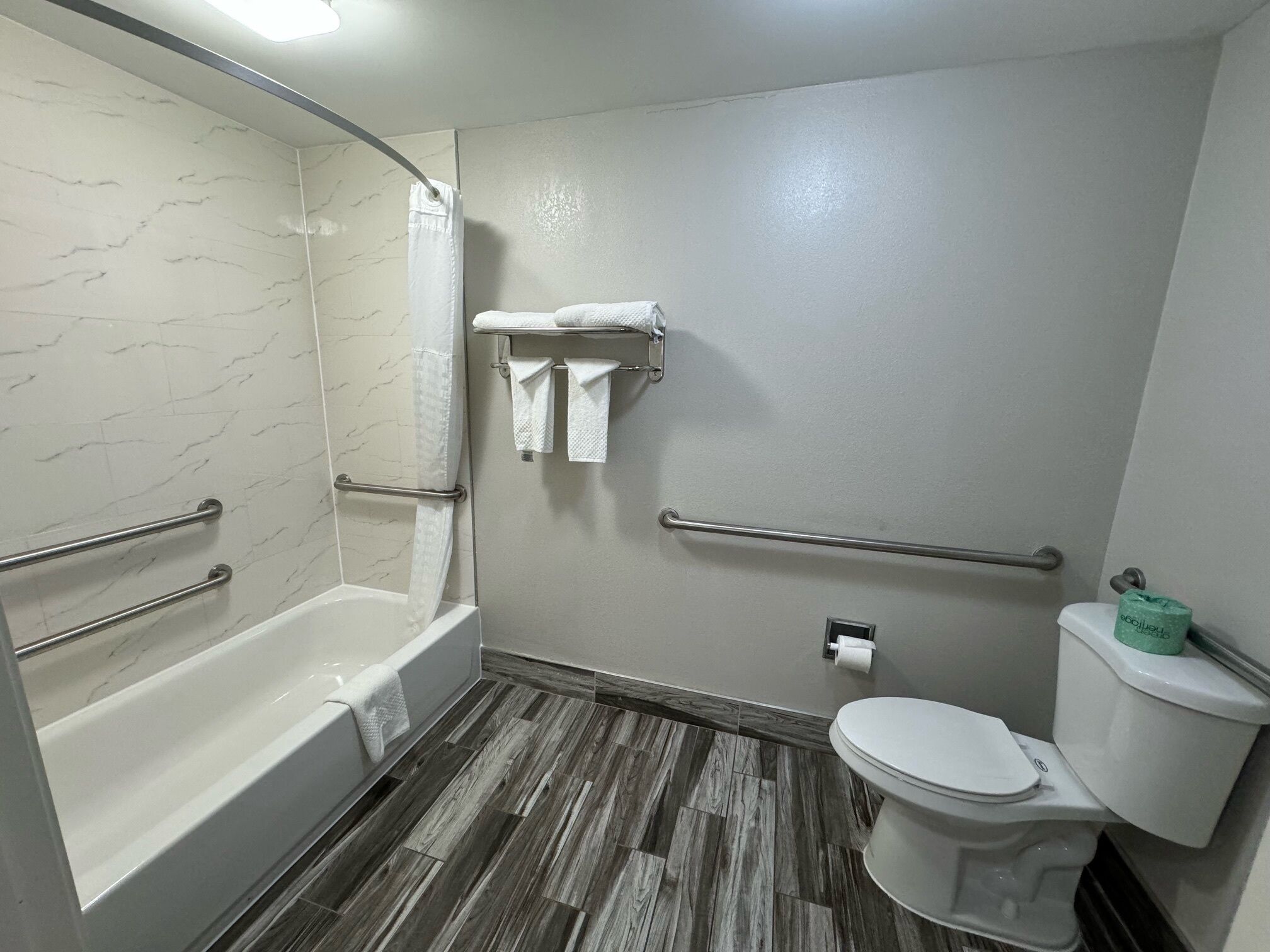 Un bagno con vasca, servizi igienici e zona doccia.