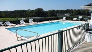 Seasonal outdoor pool, open 9:00 AM to 9:00 PM, sun loungers - Jameson Inns Oakwood (Oakwood)