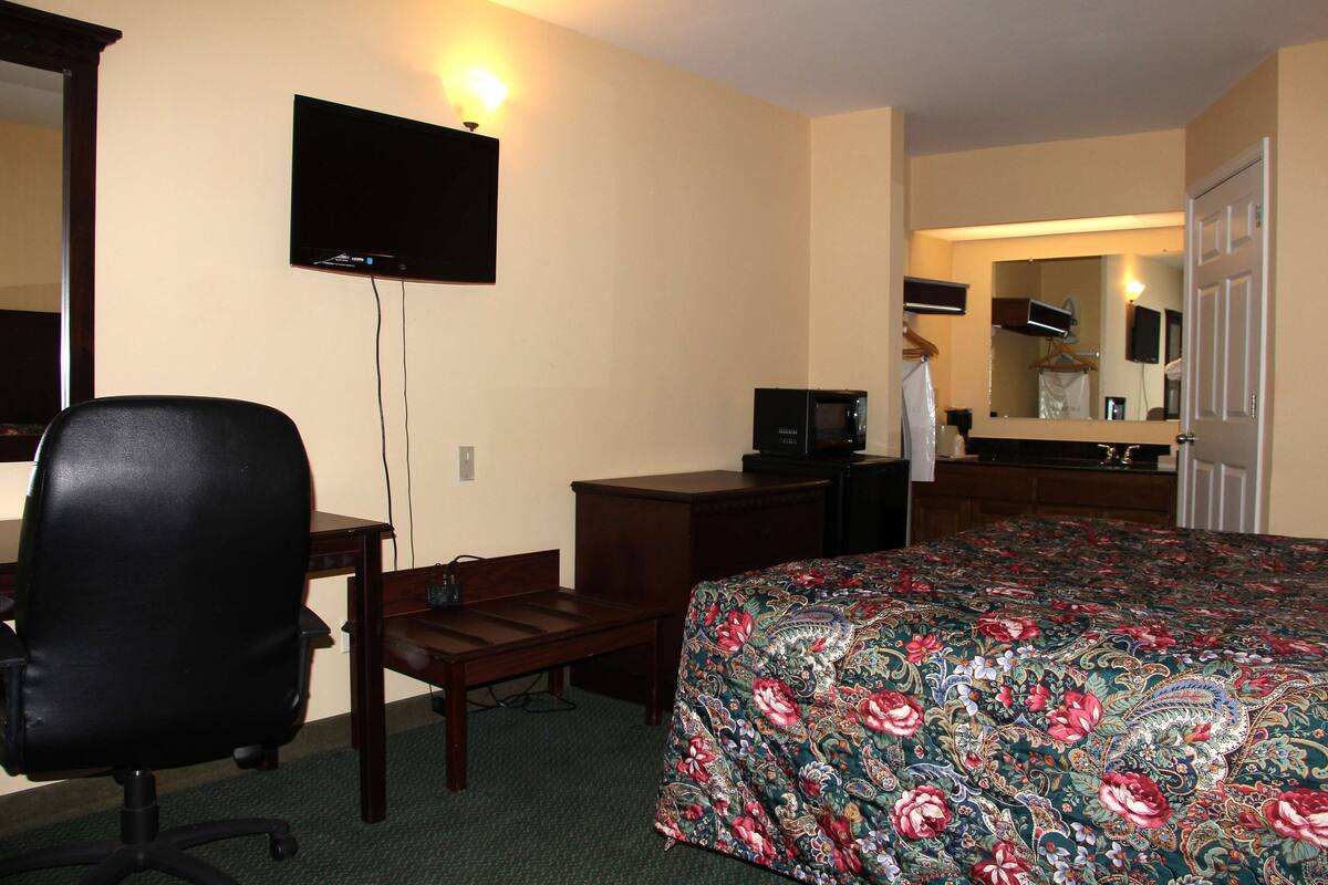 In-room safe, iron/ironing board, WiFi (free), alarm clocks