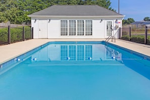 Seasonal outdoor pool - Baymont by Wyndham Sanford (Sanford)