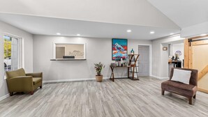 Lobby - Baymont by Wyndham Sanford (Sanford)