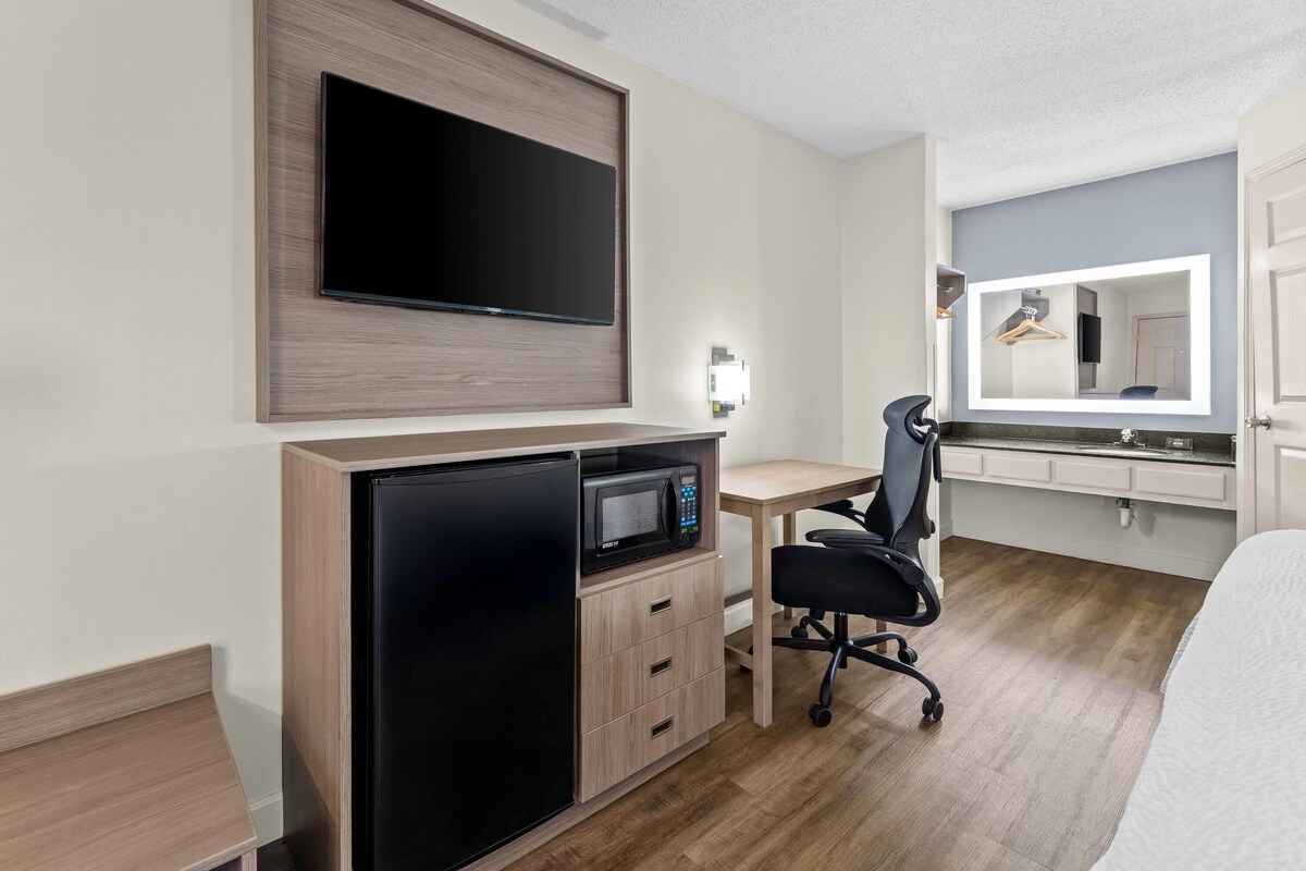 Surmatelas, bureau, fer et planche à repasser, lits bébé (gratuits)