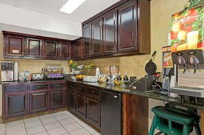 朝食 (コンチネンタル ブレックファスト)、毎日提供 (無料)