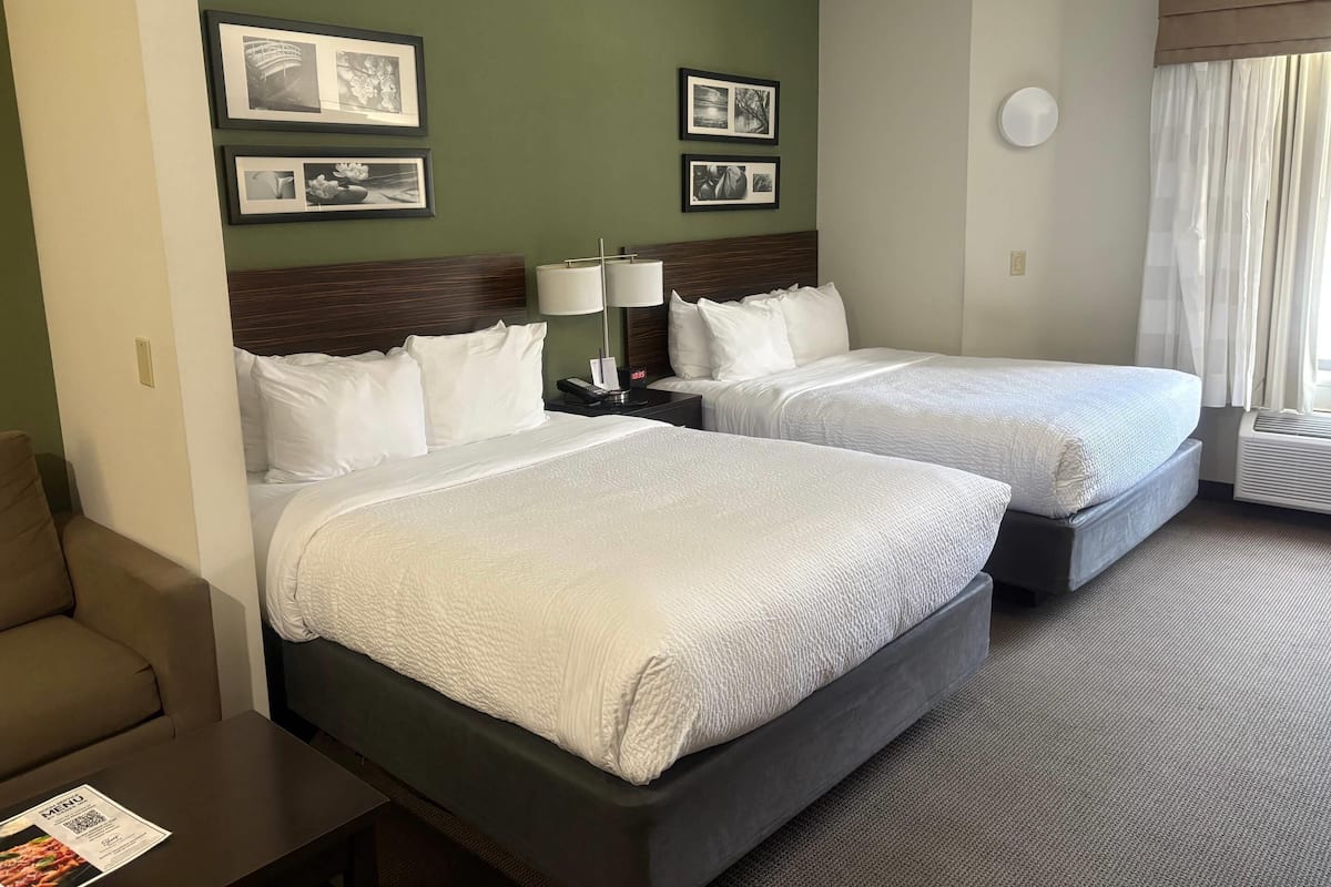 Suite estudio, para no fumadores | Escritorio, cortinas blackout y tabla de planchar con plancha