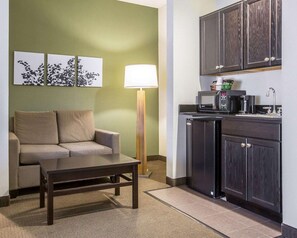 Studio Suite, 1 King Bed with Sofa bed, Non Smoking