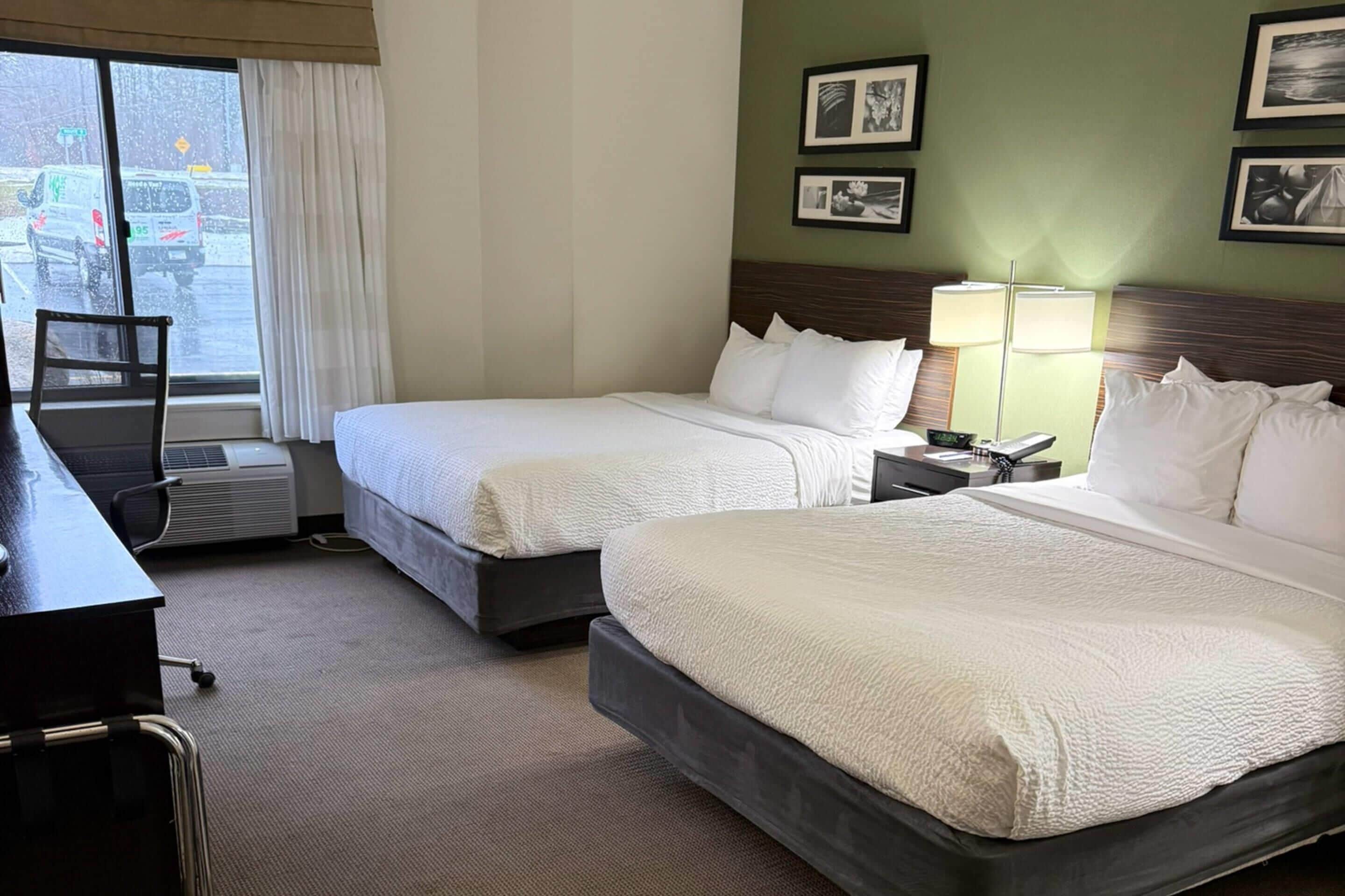 Rom – standard, 2 queensize-senger, ikke-røyk | Skrivebord, blendingsgardiner og strykejern/-brett