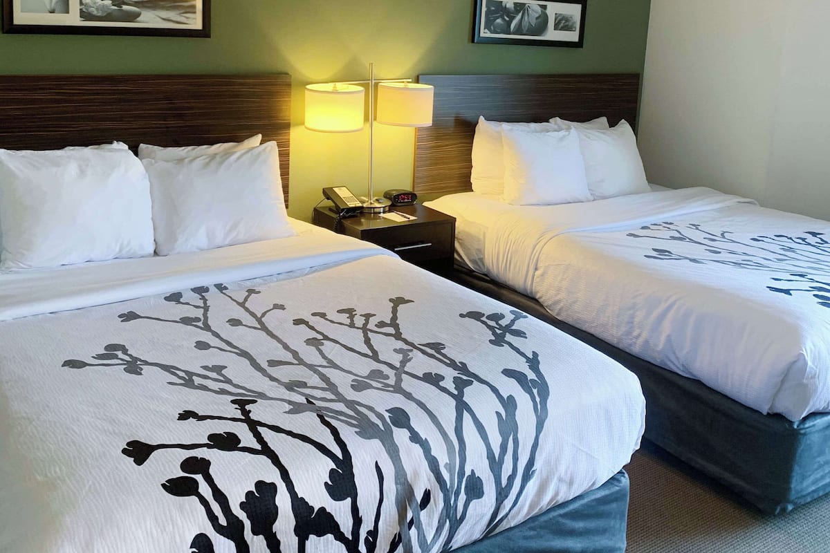 Escritorio, cortinas blackout y tabla de planchar con plancha