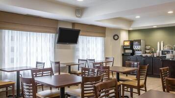 Café da manhã com buffet grátis todos os dias