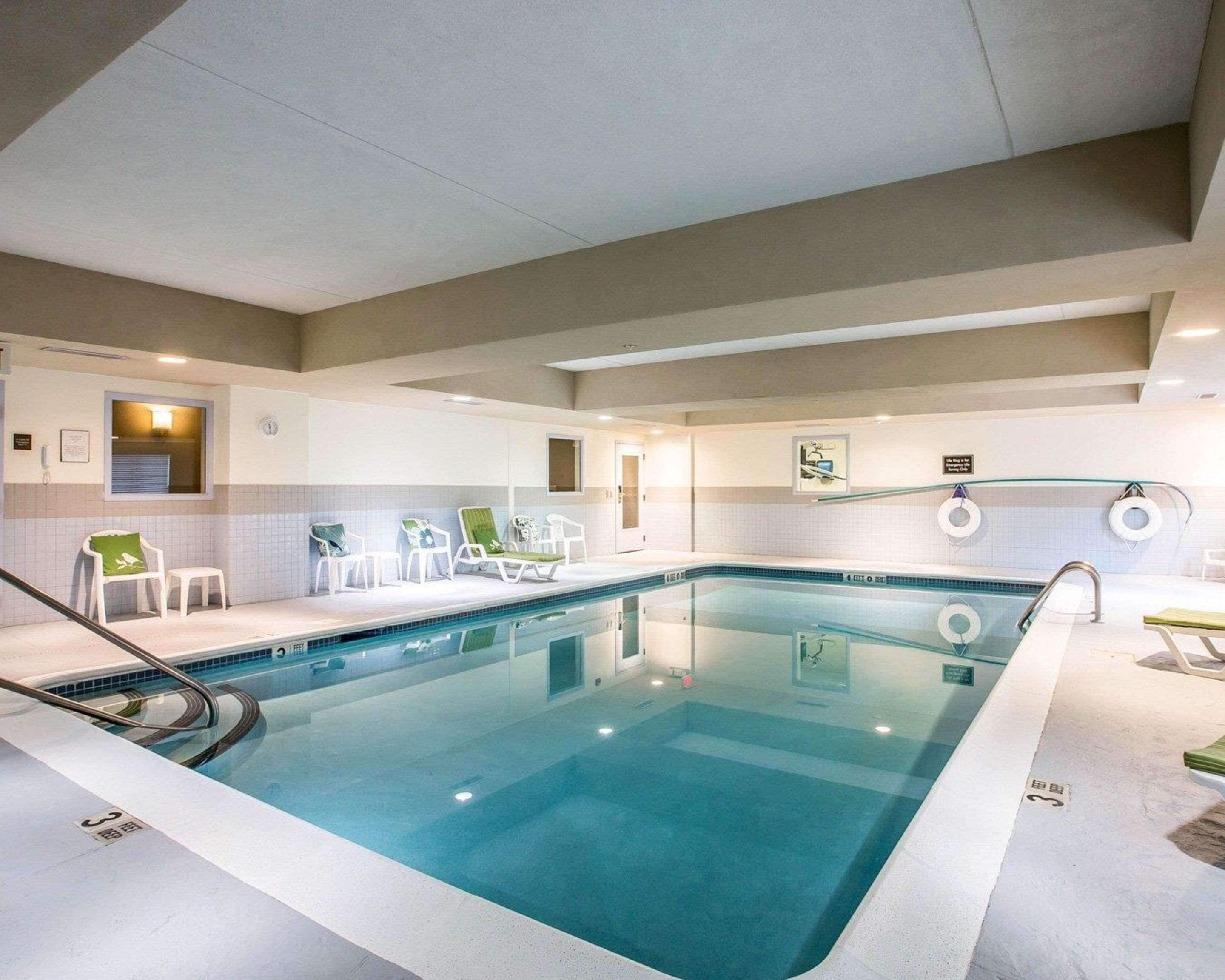 indoor pool, open 7:00 am to 9:00 pm, pool loungers