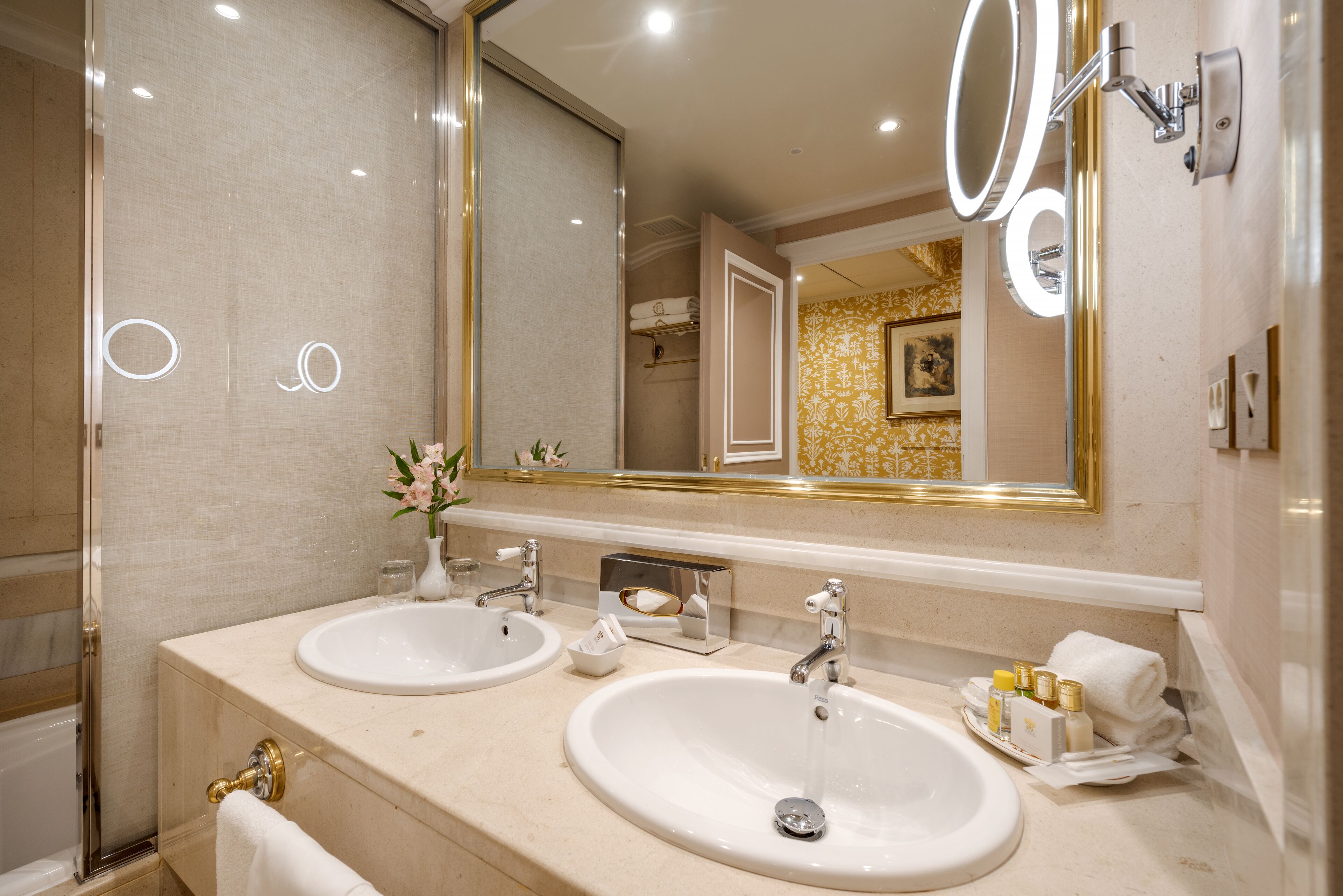 2 bedrooms, premium bedding, minibar, in-room safe