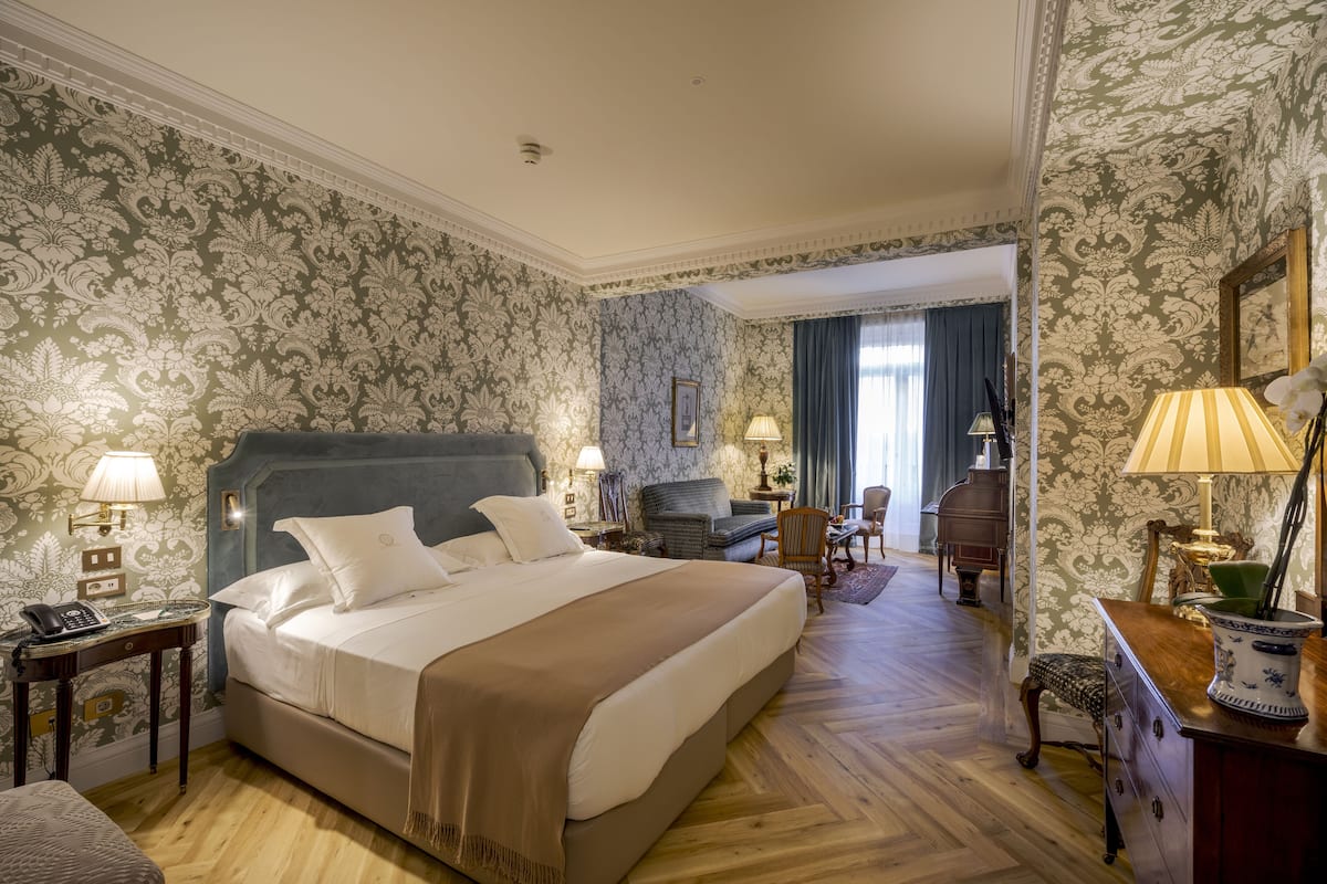 2 bedrooms, premium bedding, minibar, in-room safe