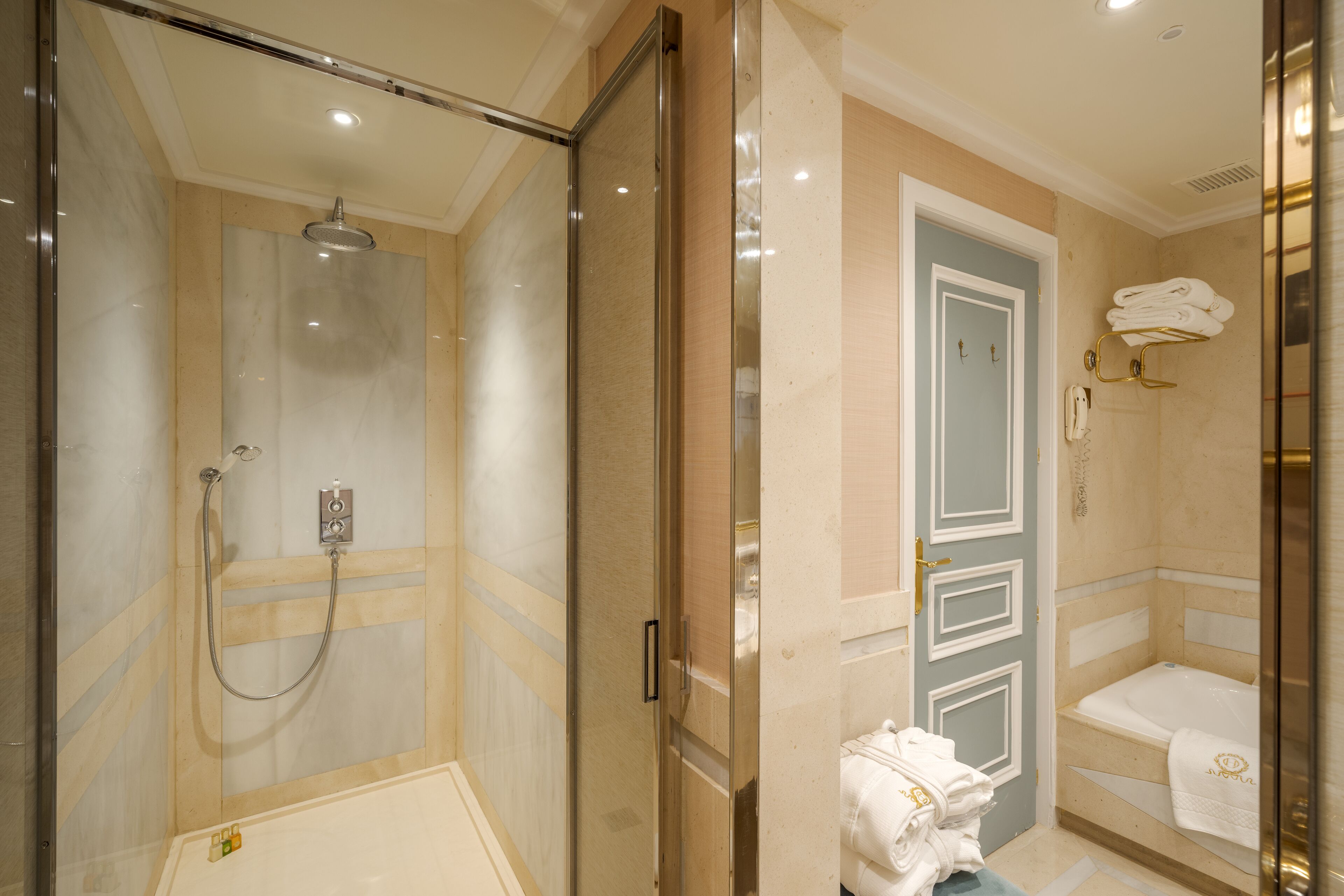 2 bedrooms, premium bedding, minibar, in-room safe