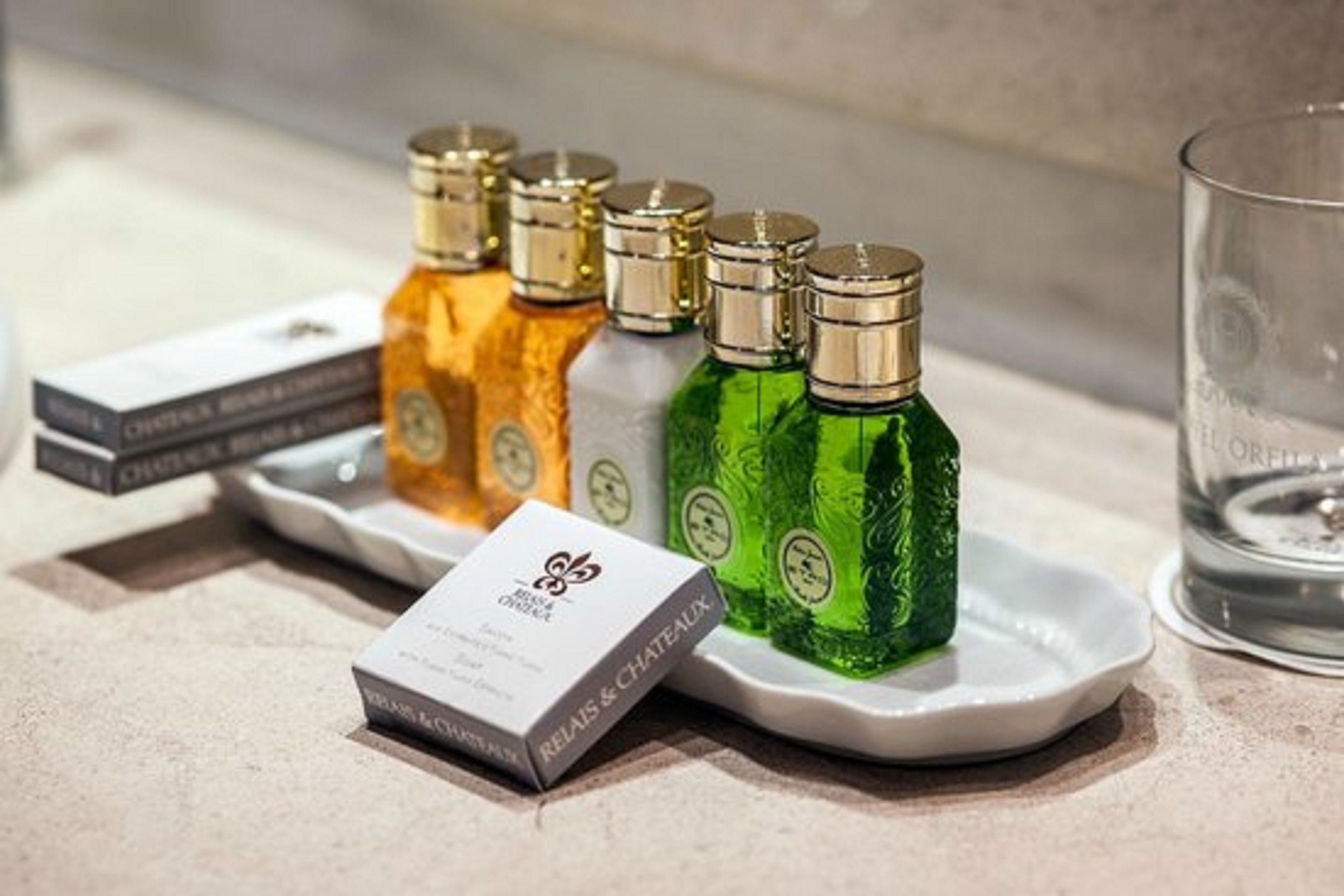 combined shower/bathtub, jetted bath, free toiletries, hair dryer