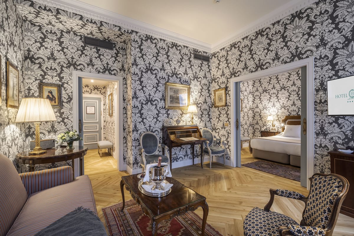 Deluxe Suite | 2 bedrooms, premium bedding, minibar, in-room safe