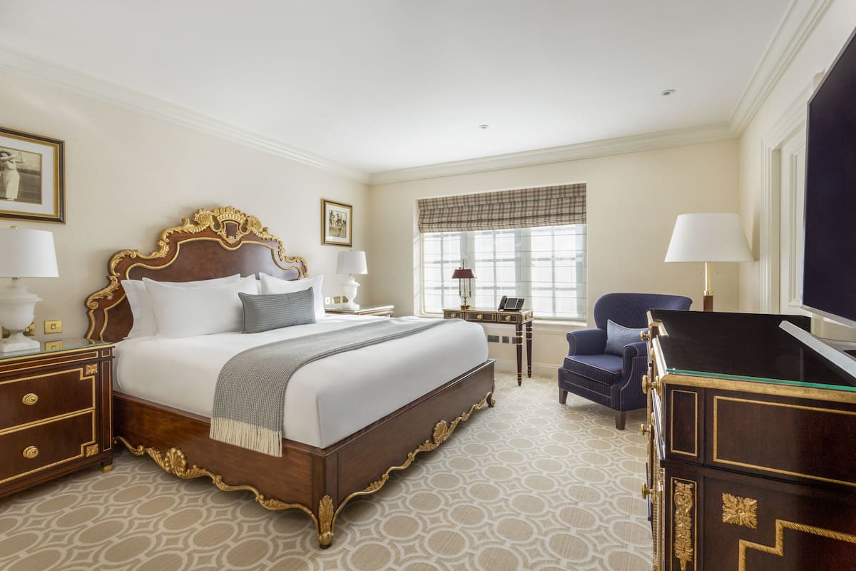 Premium bedding, in-room safe, individually decorated