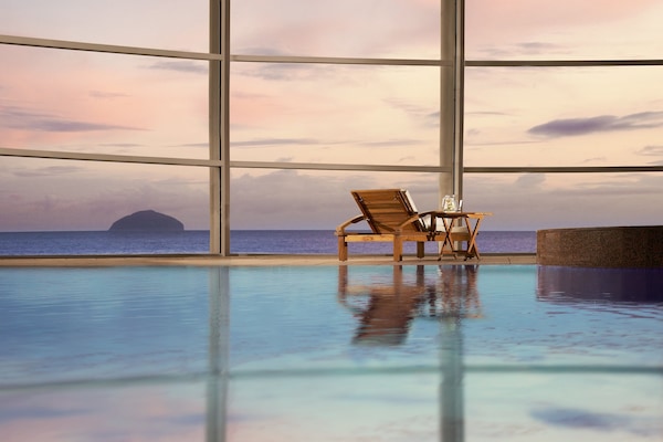 Piscina interna, espreguiçadeiras