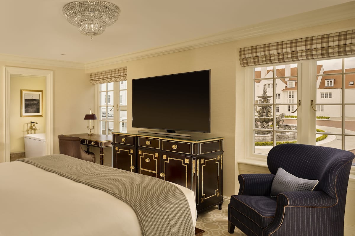 Deluxe Room, 1 King Bed | Premium bedding, in-room safe, individually decorated
