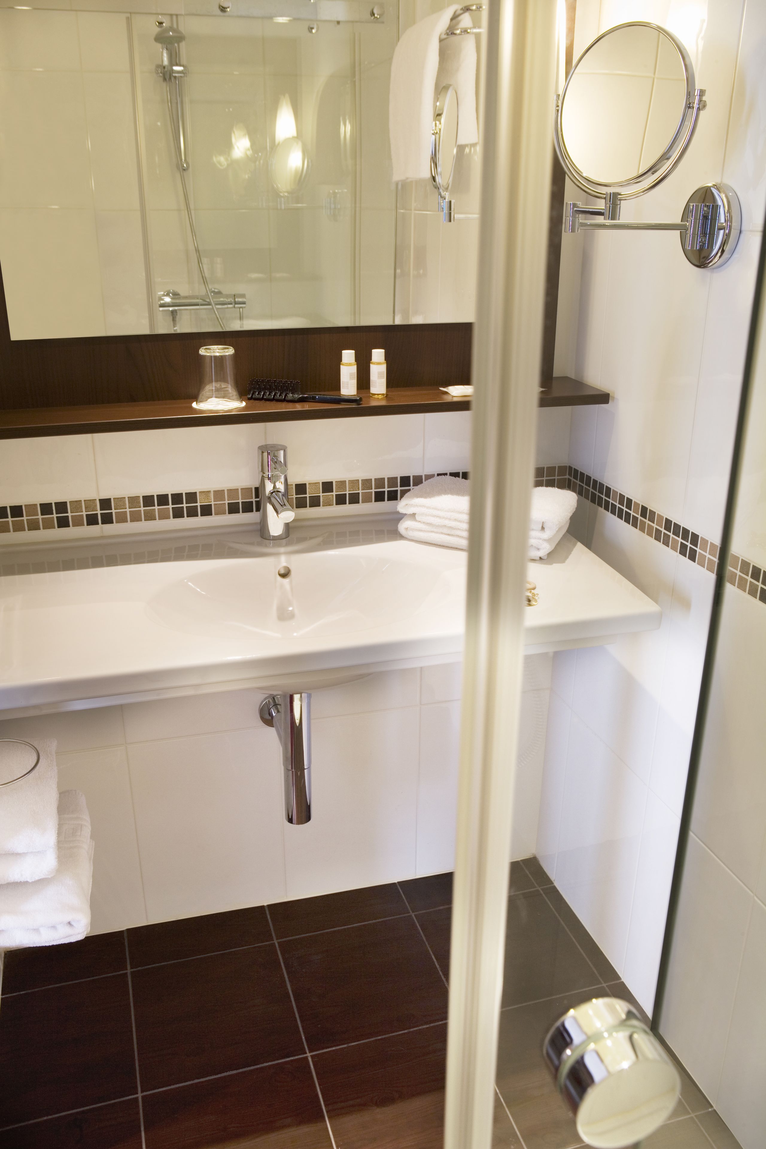 combined shower/bathtub, free toiletries, hair dryer, towels