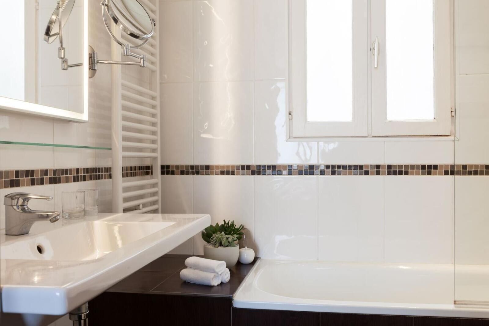 combined shower/bathtub, free toiletries, hair dryer, towels