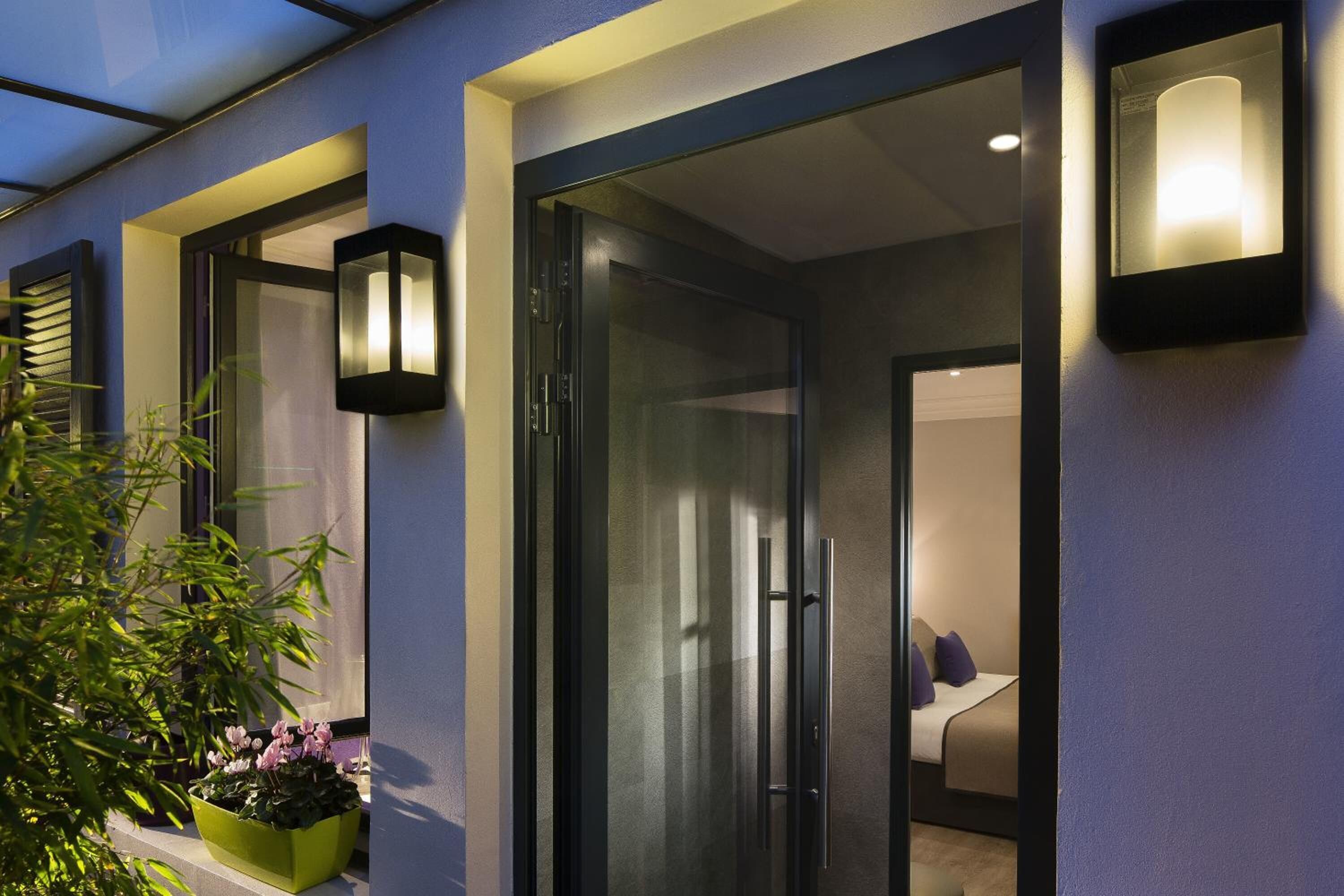 迷你吧、客房内保险箱、办公桌、隔音