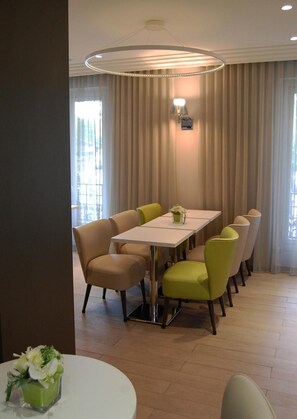 Flat-screen TV - Hotel Acropole (Paris)