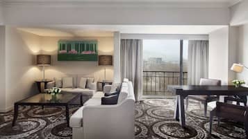 Executive suite, 1 kingsize bed | Een minibar, een kluis op de kamer, een bureau, geluiddichte muren