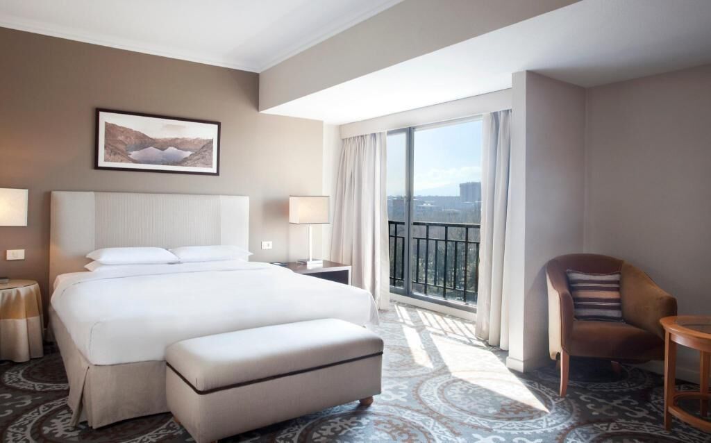 迷你吧、客房内保险箱、办公桌、隔音