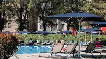 Utomhuspool och solstolar