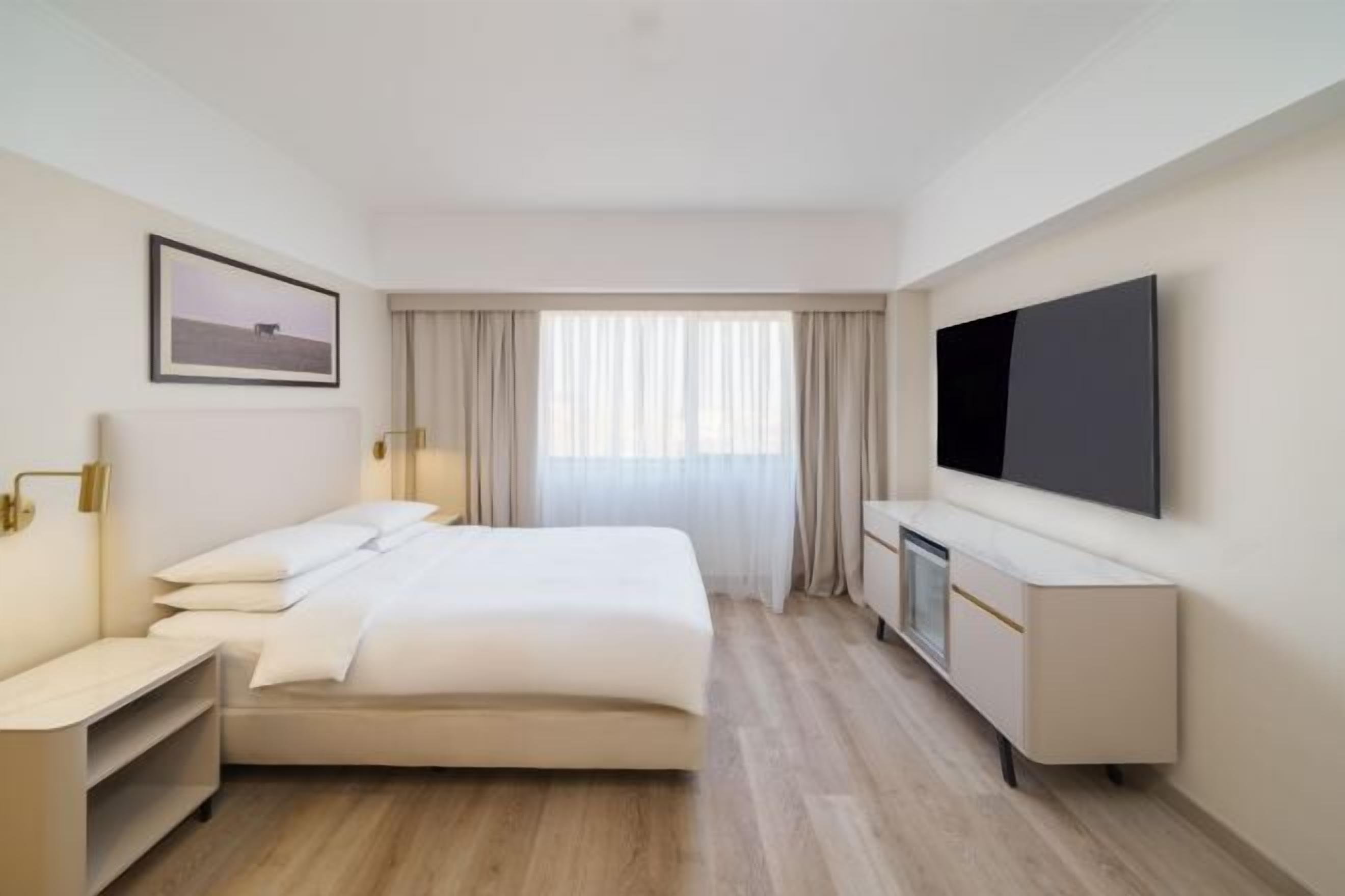 Minibar, safe på rommet, skrivebord og lydisolert