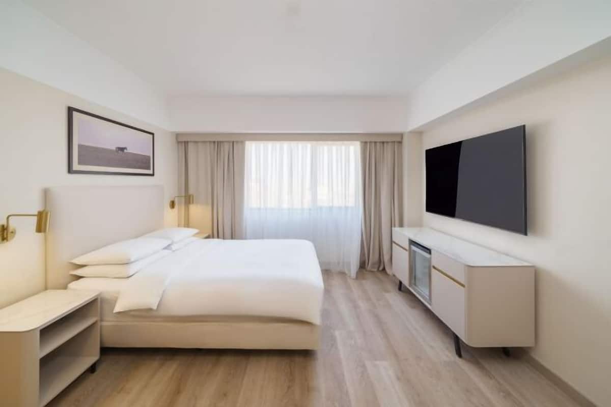 Minibaari, tallelokero huoneessa, työpöytä, äänieristys