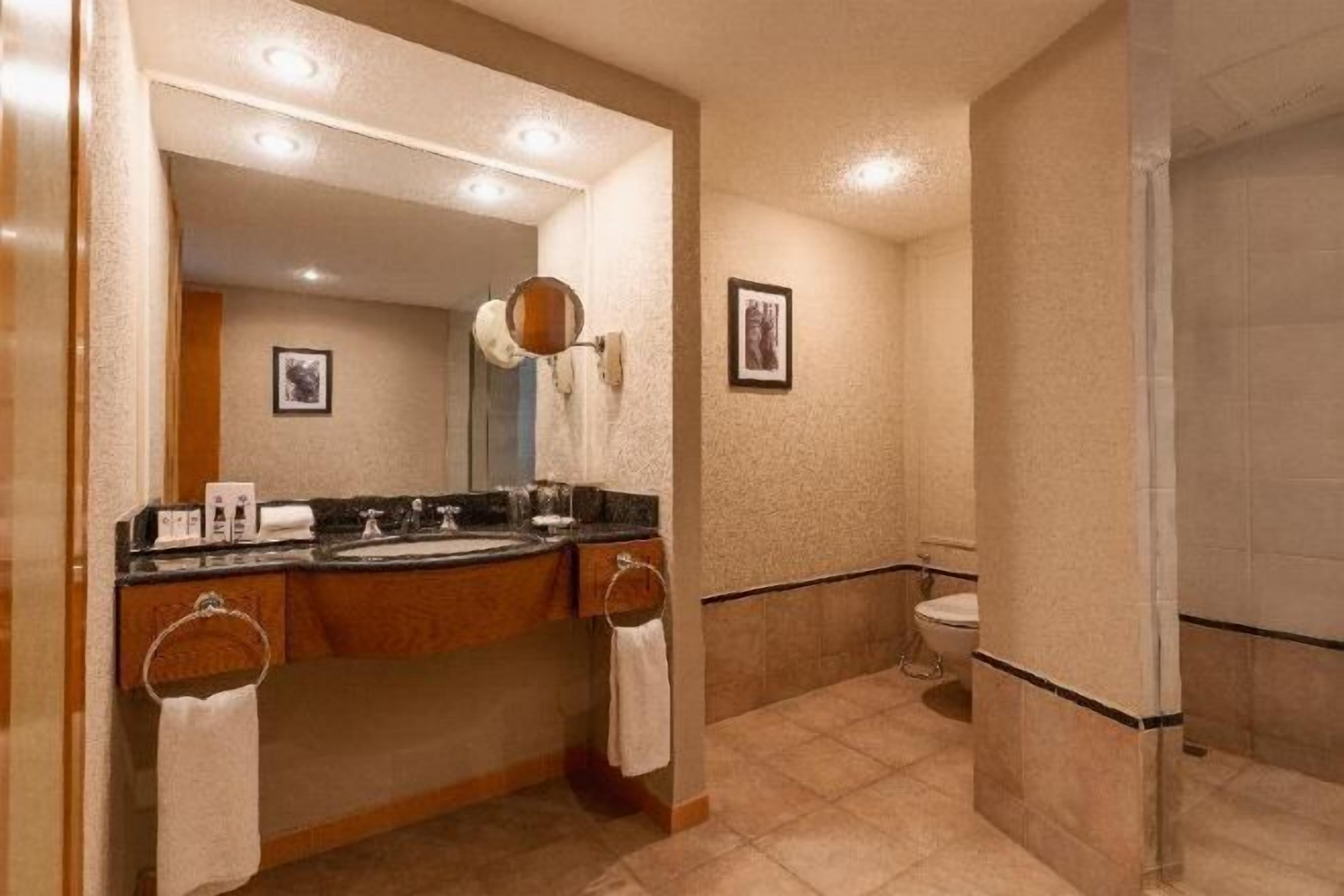 Badezimmer | Kostenlose Toilettenartikel, Haartrockner, Bademäntel, Hausschuhe