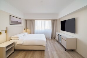 Minibar, caixa forta a l'habitació i escriptori 