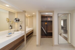 Suite executiva, 1 llit de matrimoni gran | Bany | Articles de tocador gratuïts, assecador de cabells i barnussos 