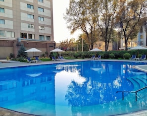 Piscine extérieure, chaises longues